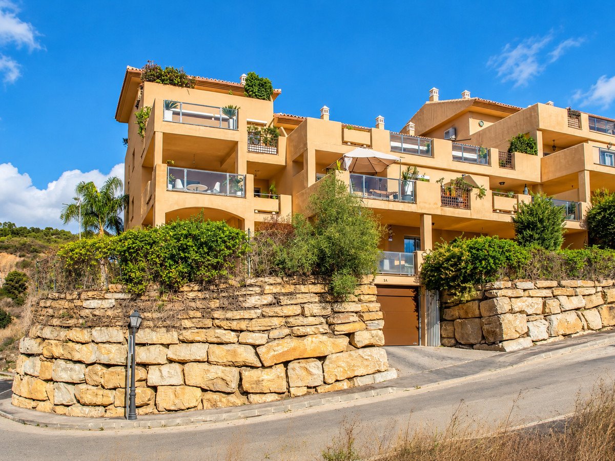 2 Bed Middle Floor Apartment in Estepona