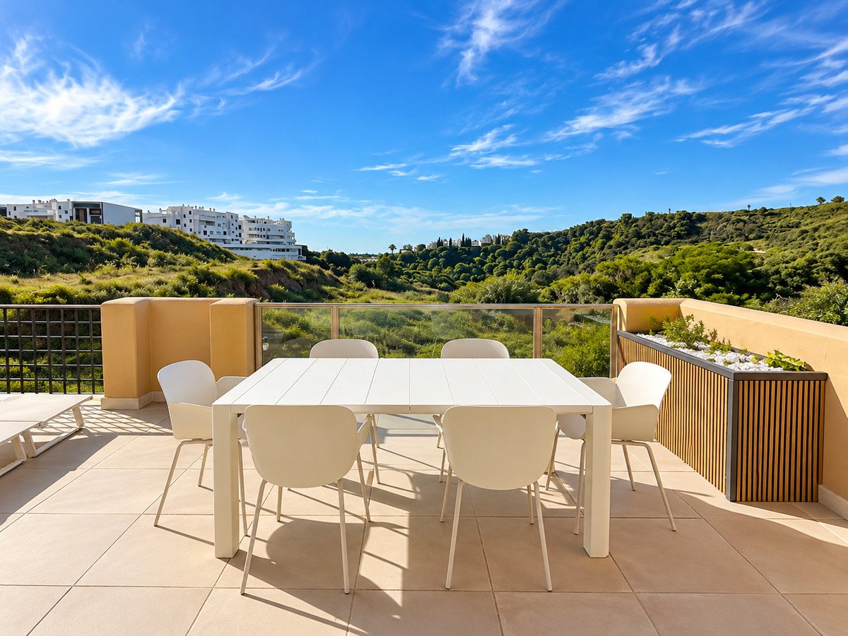 2 Bed Middle Floor Apartment in Estepona