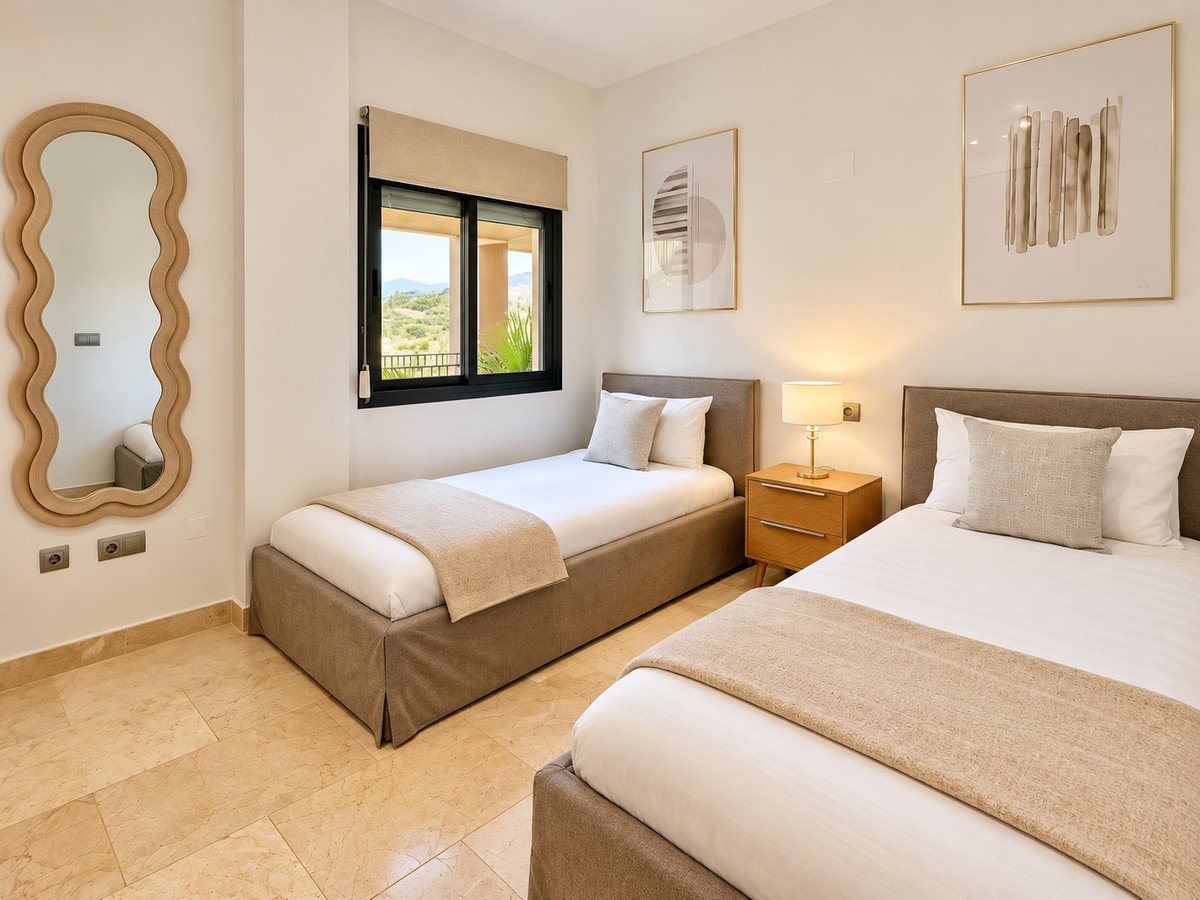 2 Bed Middle Floor Apartment in Estepona