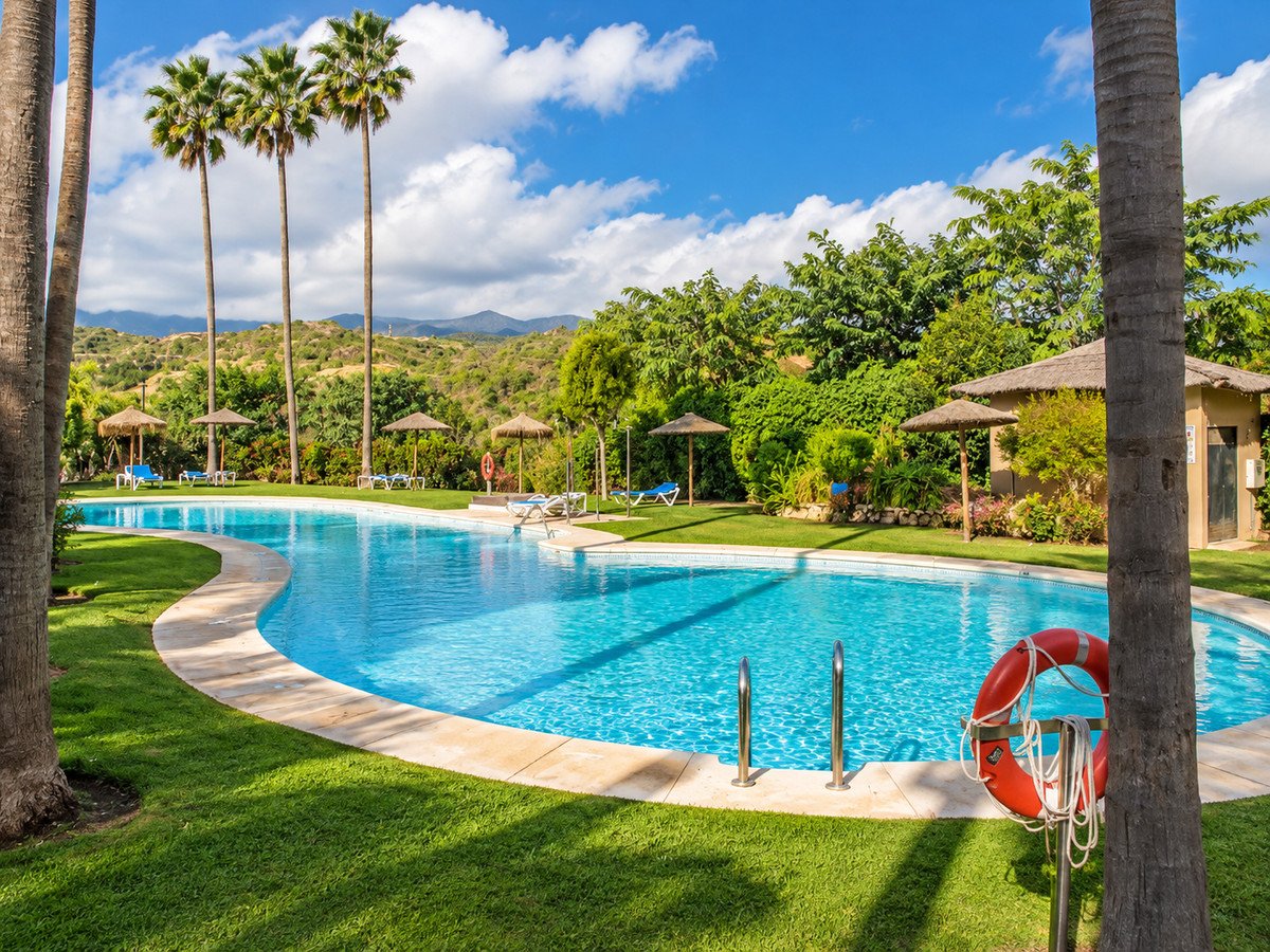 2 Bed Middle Floor Apartment in Estepona