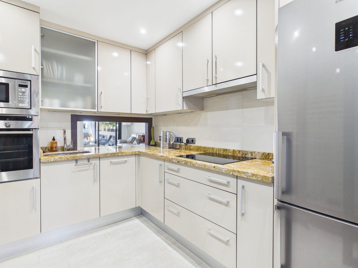 2 Bed Middle Floor Apartment in Estepona