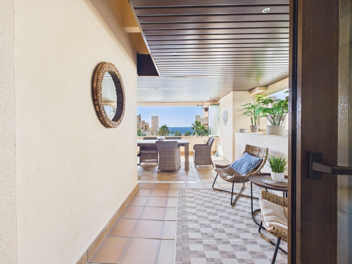 2 Bed Middle Floor Apartment in Estepona