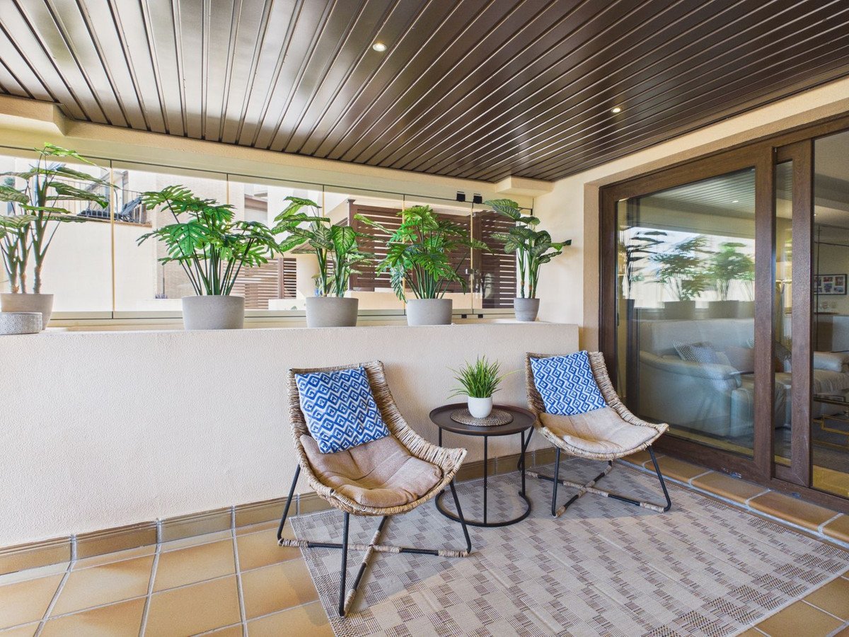 2 Bed Middle Floor Apartment in Estepona