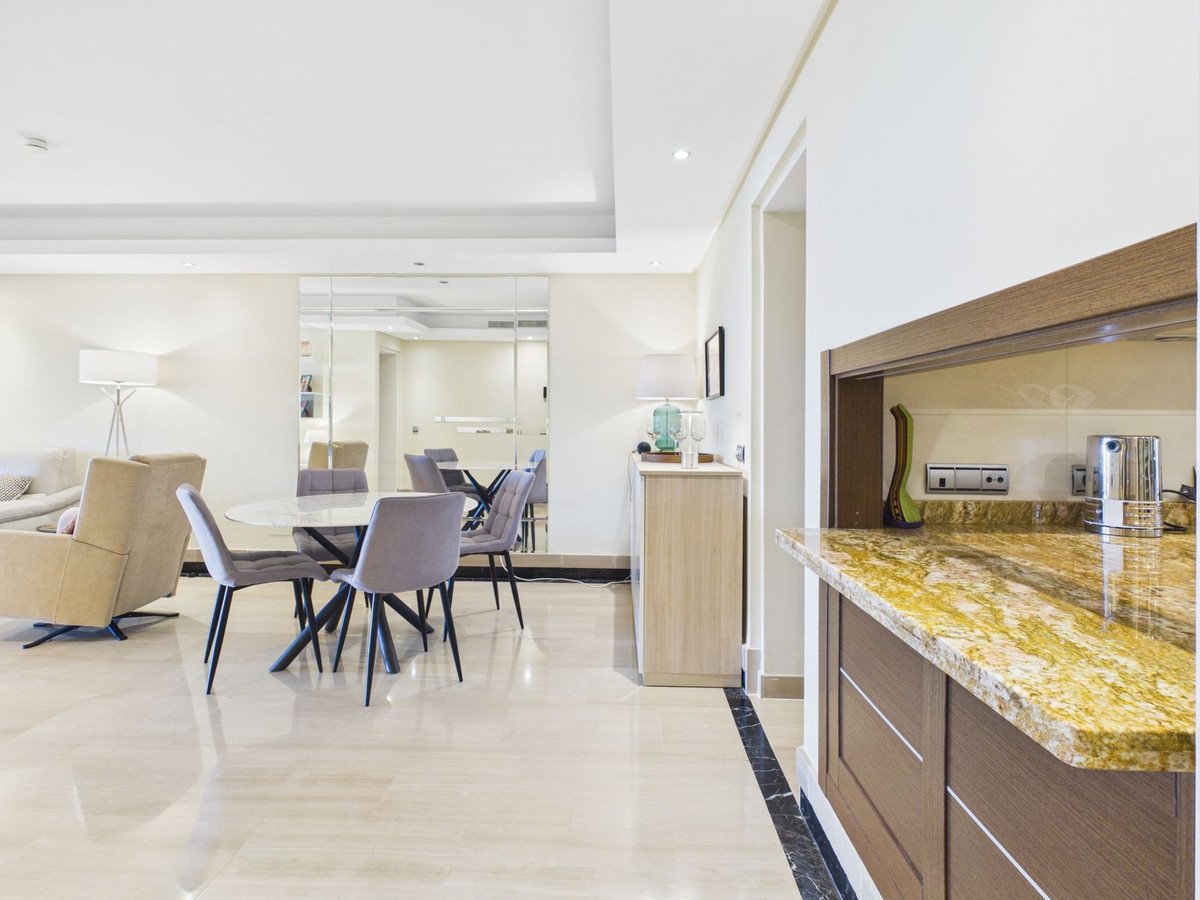 2 Bed Middle Floor Apartment in Estepona