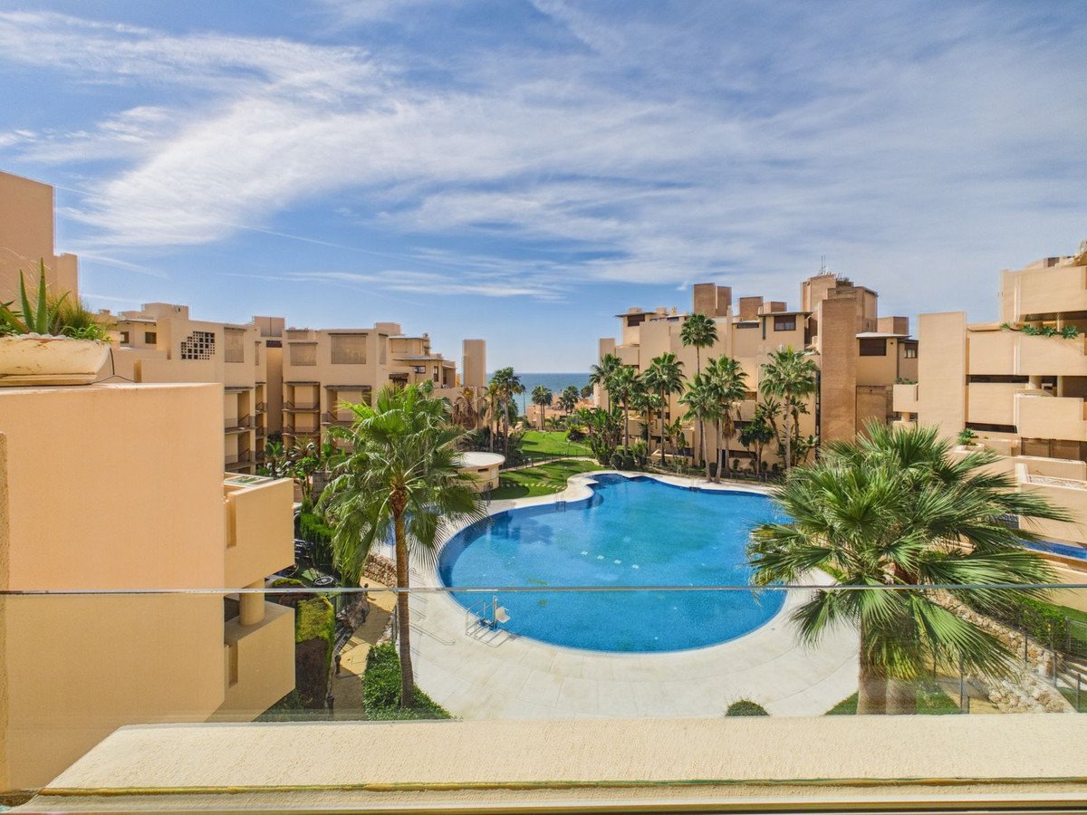 2 Bed Middle Floor Apartment in Estepona