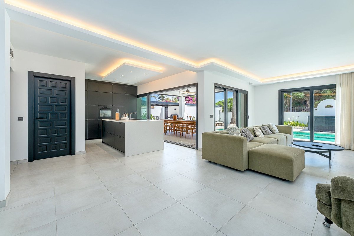 4 Bed Detached Villa in Carib Playa