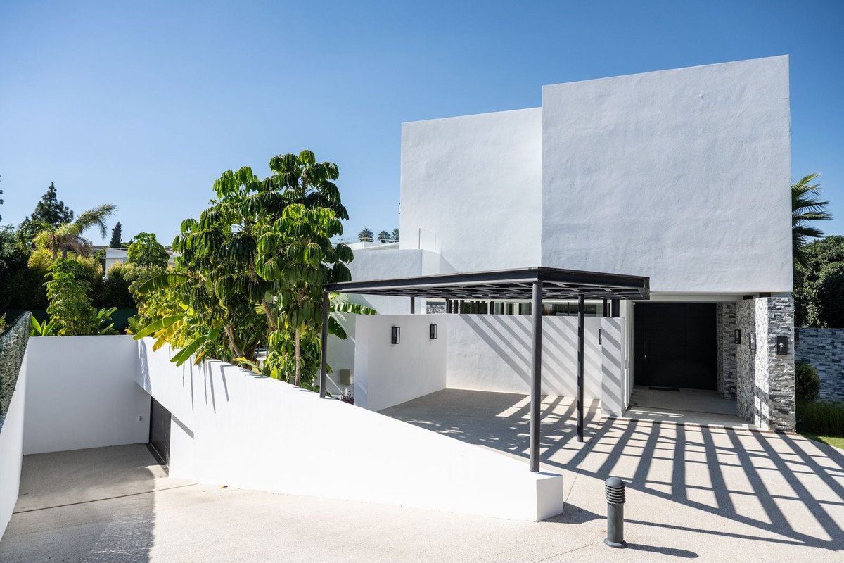 5 Bed Detached Villa in Marbella