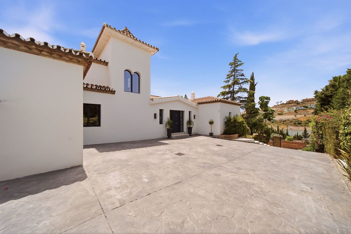 5 Bed Detached Villa in Benahavís