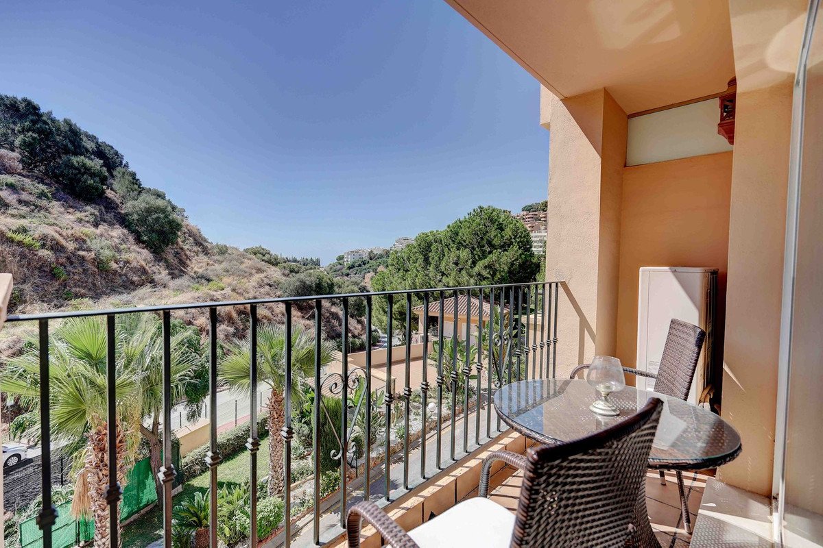 3 Bed Middle Floor Apartment in Calahonda