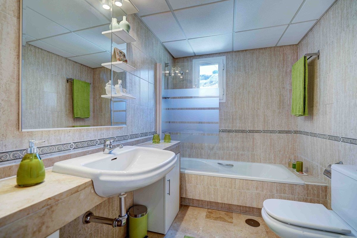 3 Bed Middle Floor Apartment in Calahonda