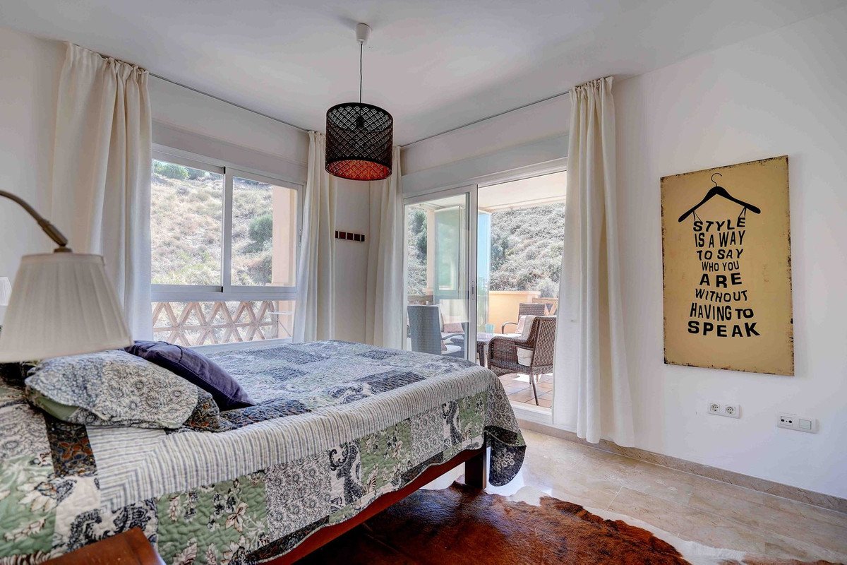 3 Bed Middle Floor Apartment in Calahonda