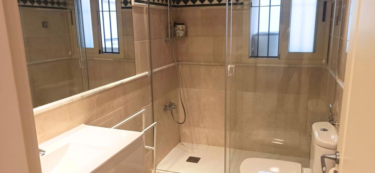 2 Bed Middle Floor Apartment in Nueva Andalucía
