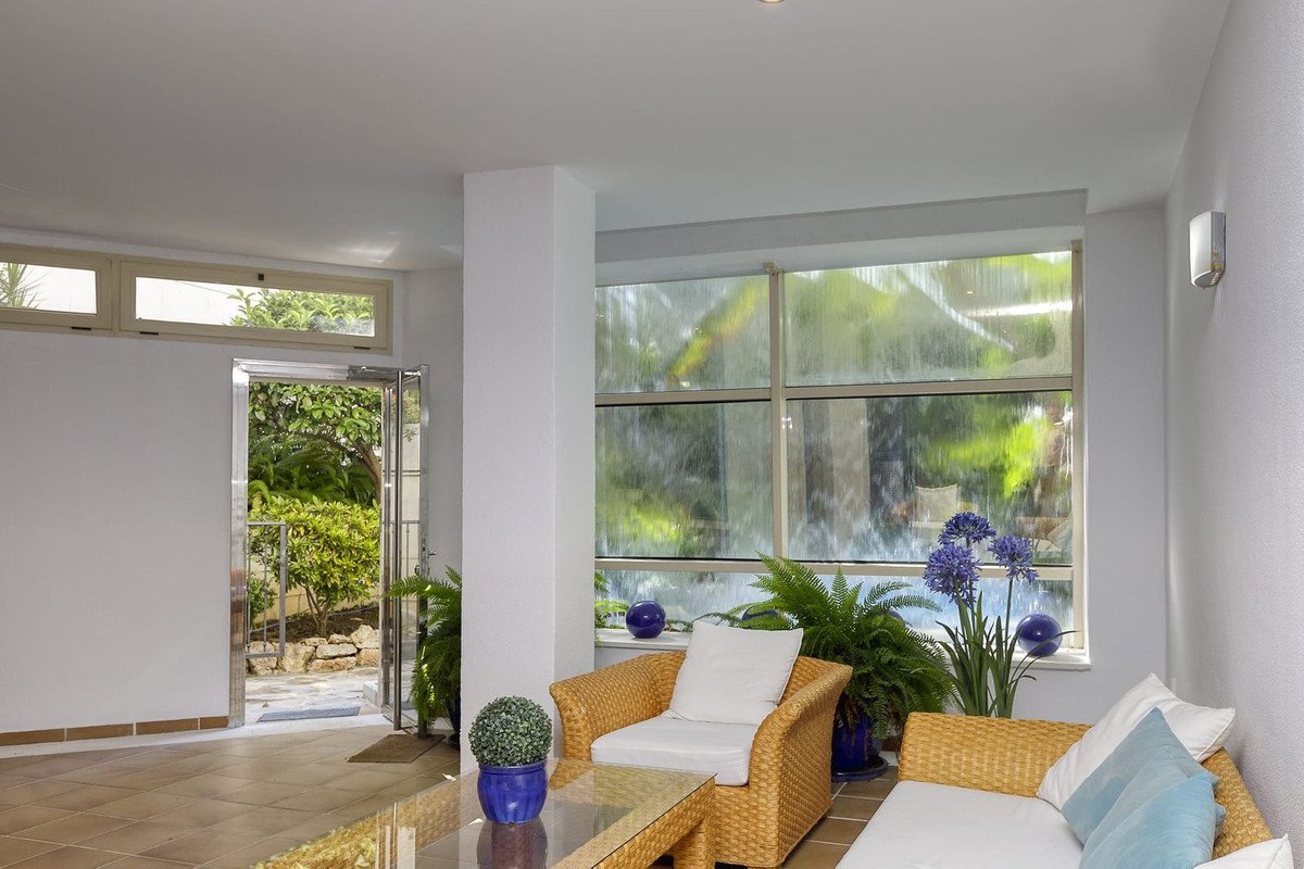 2 Bed Middle Floor Apartment in Nueva Andalucía