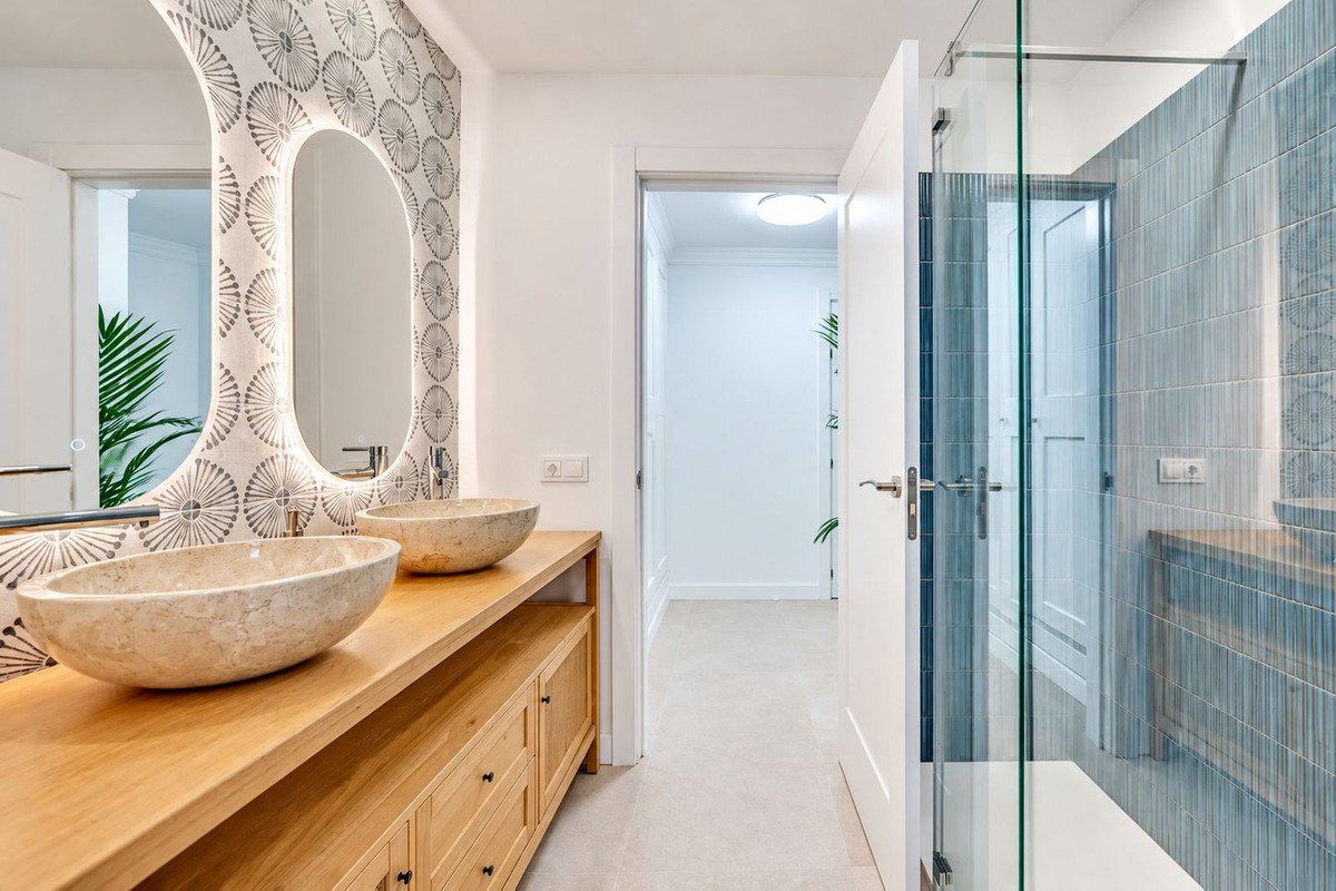 2 Bed Middle Floor Apartment in Estepona