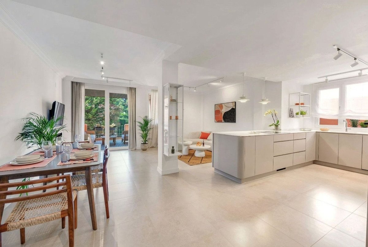 2 Bed Middle Floor Apartment in Estepona