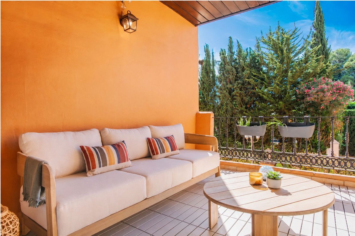 2 Bed Middle Floor Apartment in Estepona