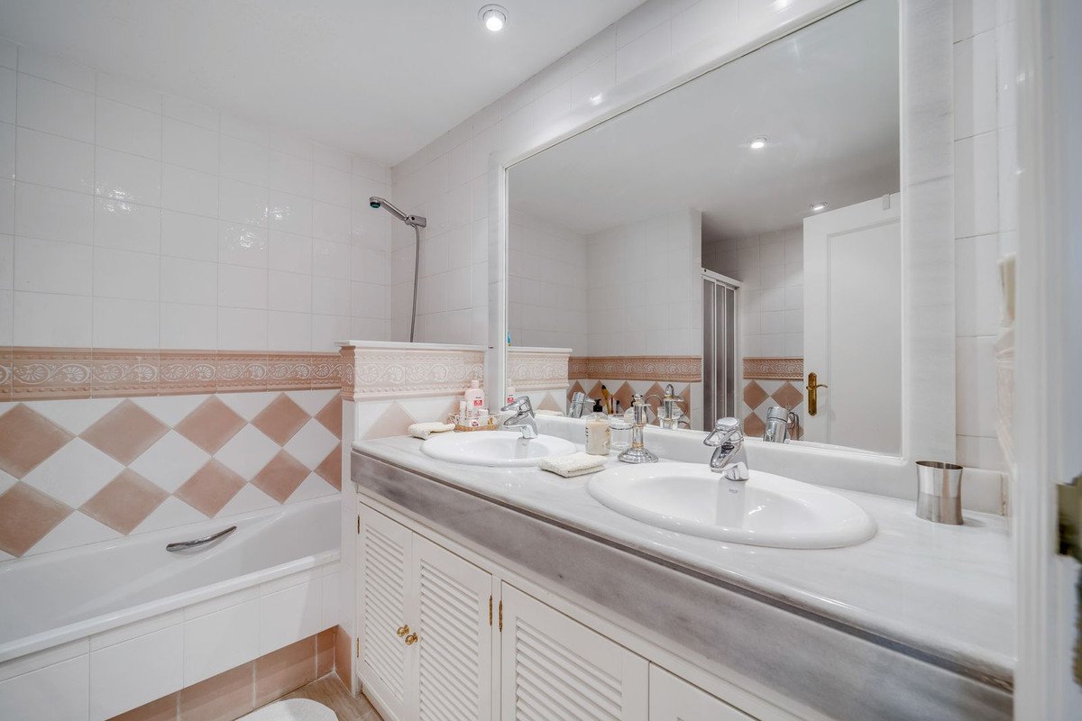 2 Bed Ground Floor Apartment in Elviria