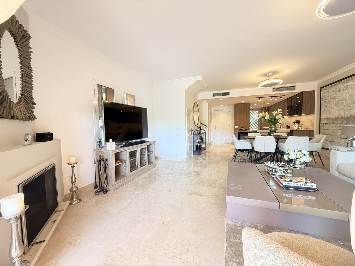 4 Bed Semi-Detached House in Benahavís