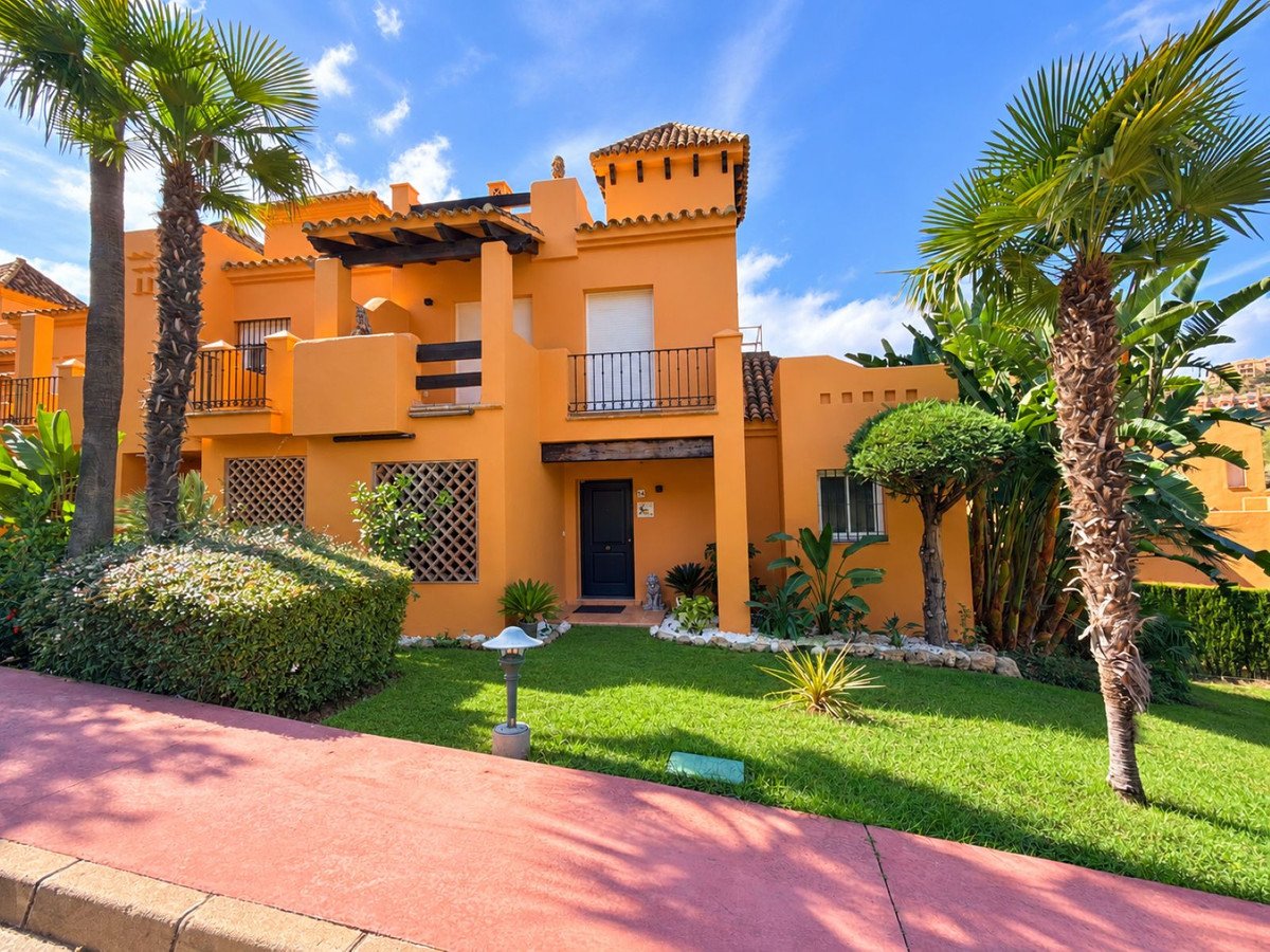4 Bed Semi-Detached House in Benahavís