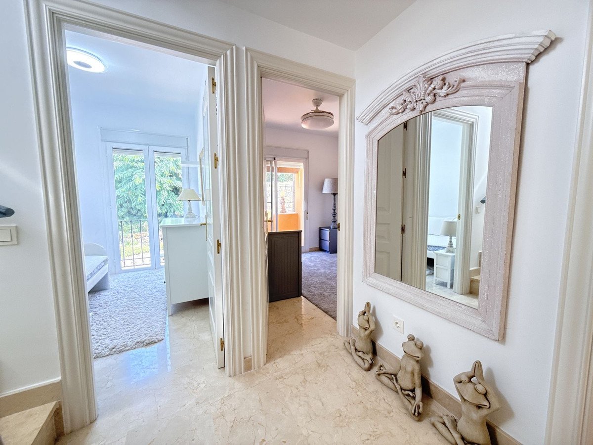 4 Bed Semi-Detached House in Benahavís