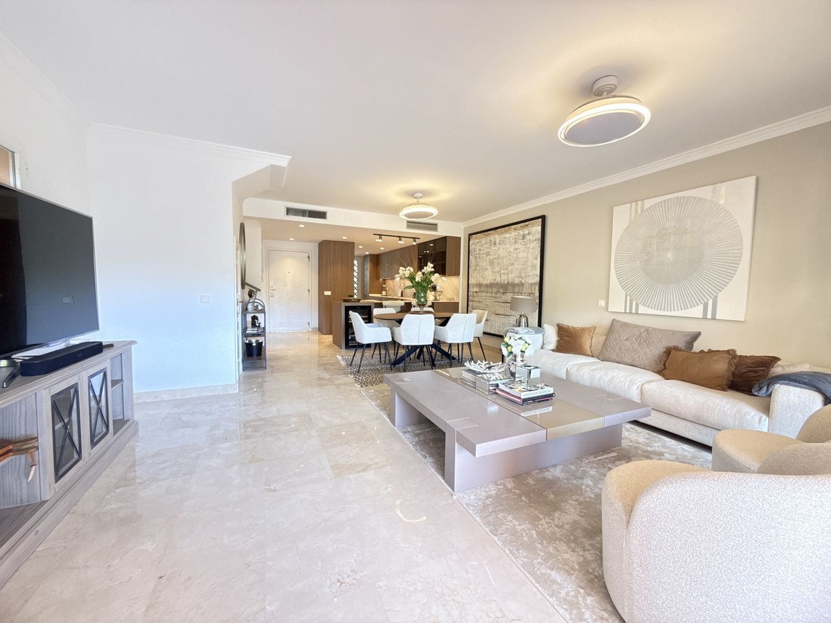 4 Bed Semi-Detached House in Benahavís