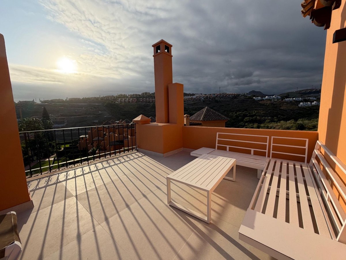 4 Bed Semi-Detached House in Benahavís
