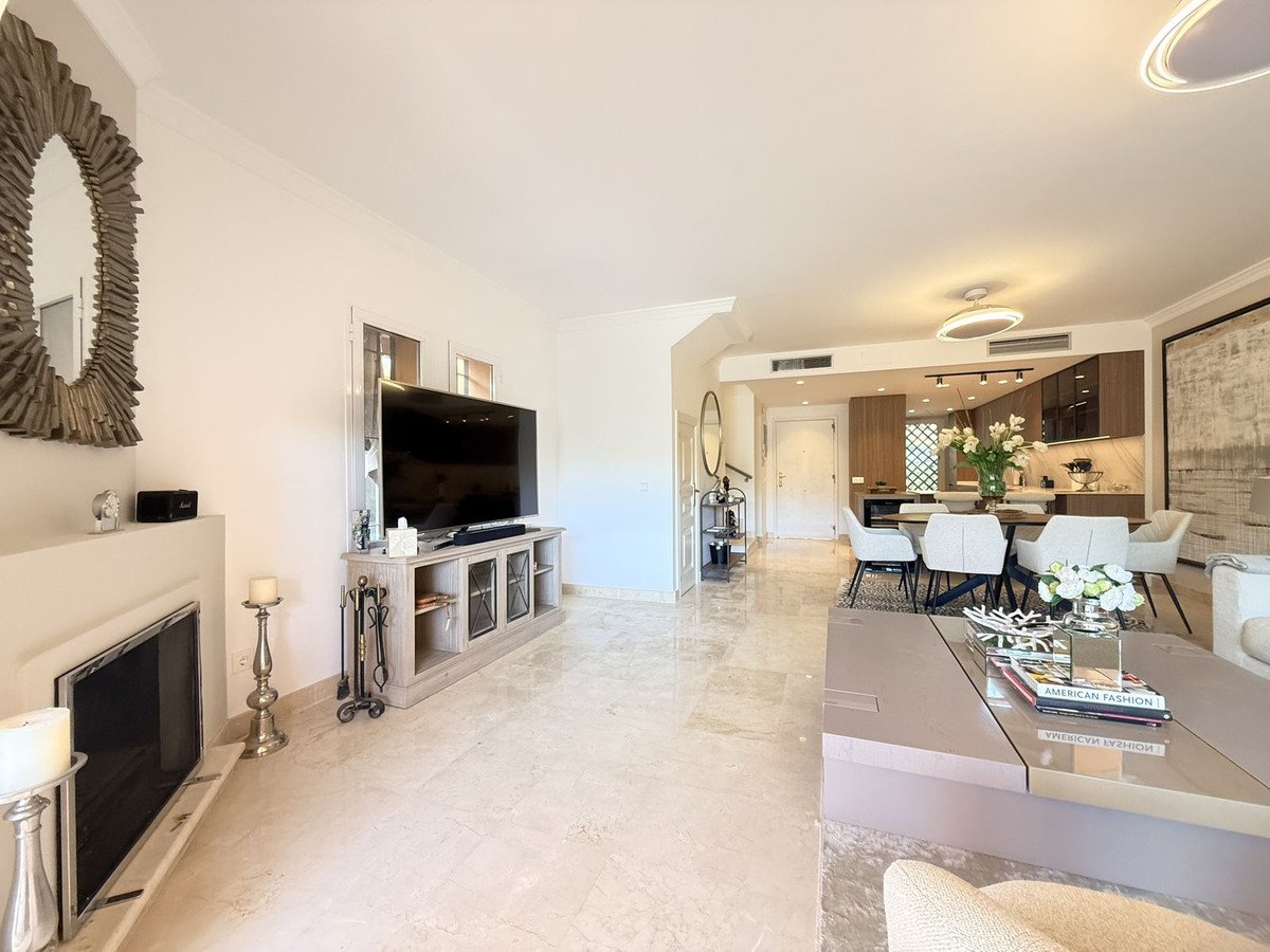 4 Bed Semi-Detached House in Benahavís