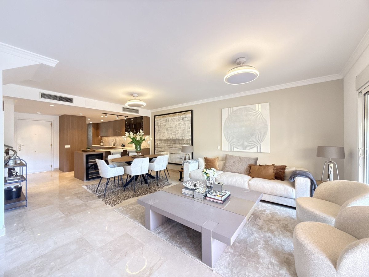 4 Bed Semi-Detached House in Benahavís