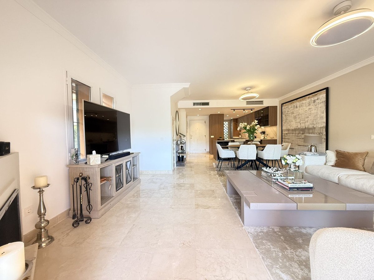 4 Bed Semi-Detached House in Benahavís