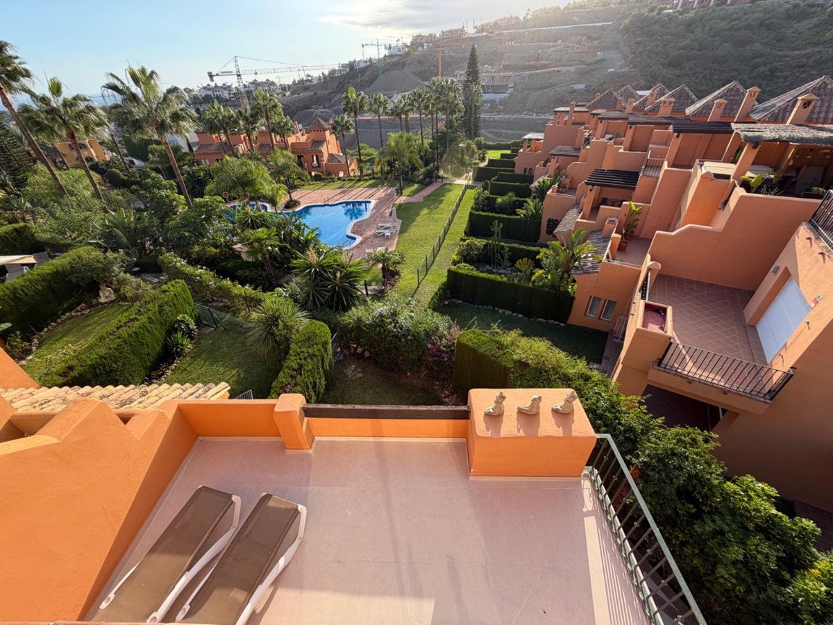 4 Bed Semi-Detached House in Benahavís