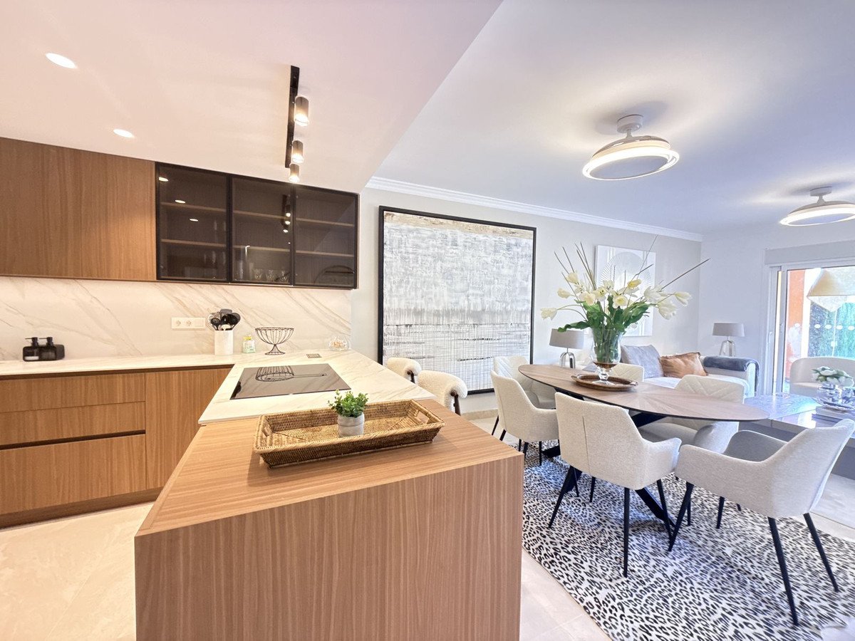 4 Bed Semi-Detached House in Benahavís