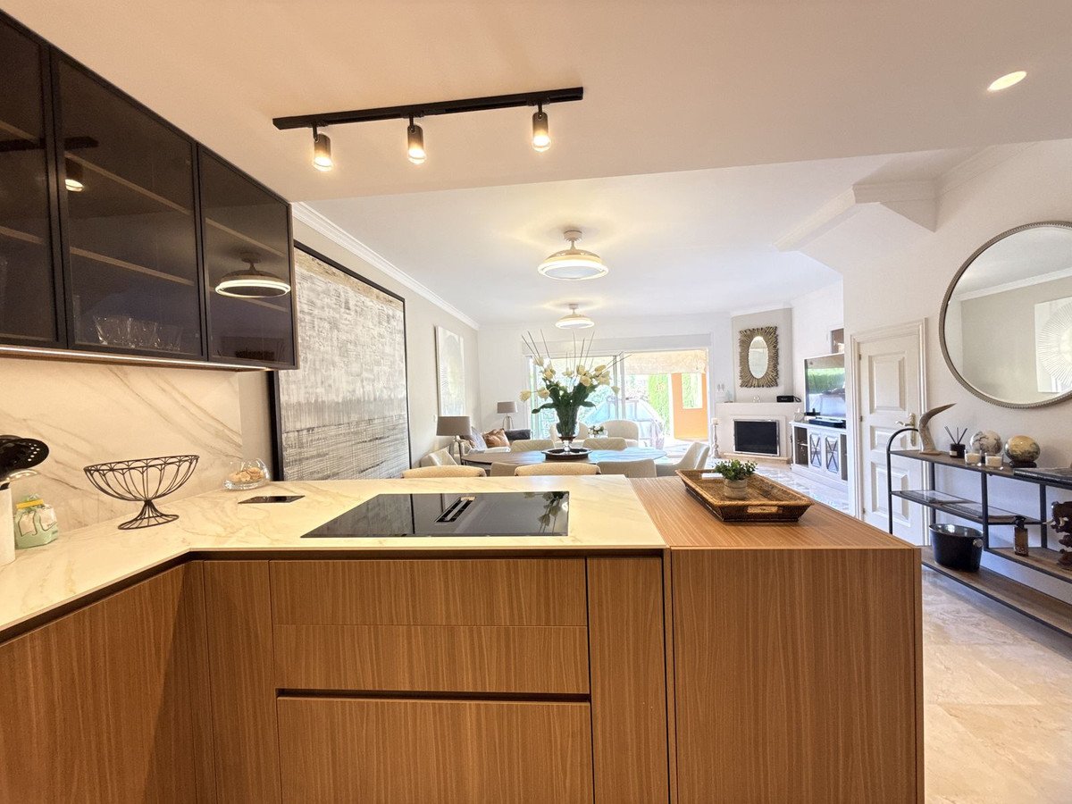 4 Bed Semi-Detached House in Benahavís