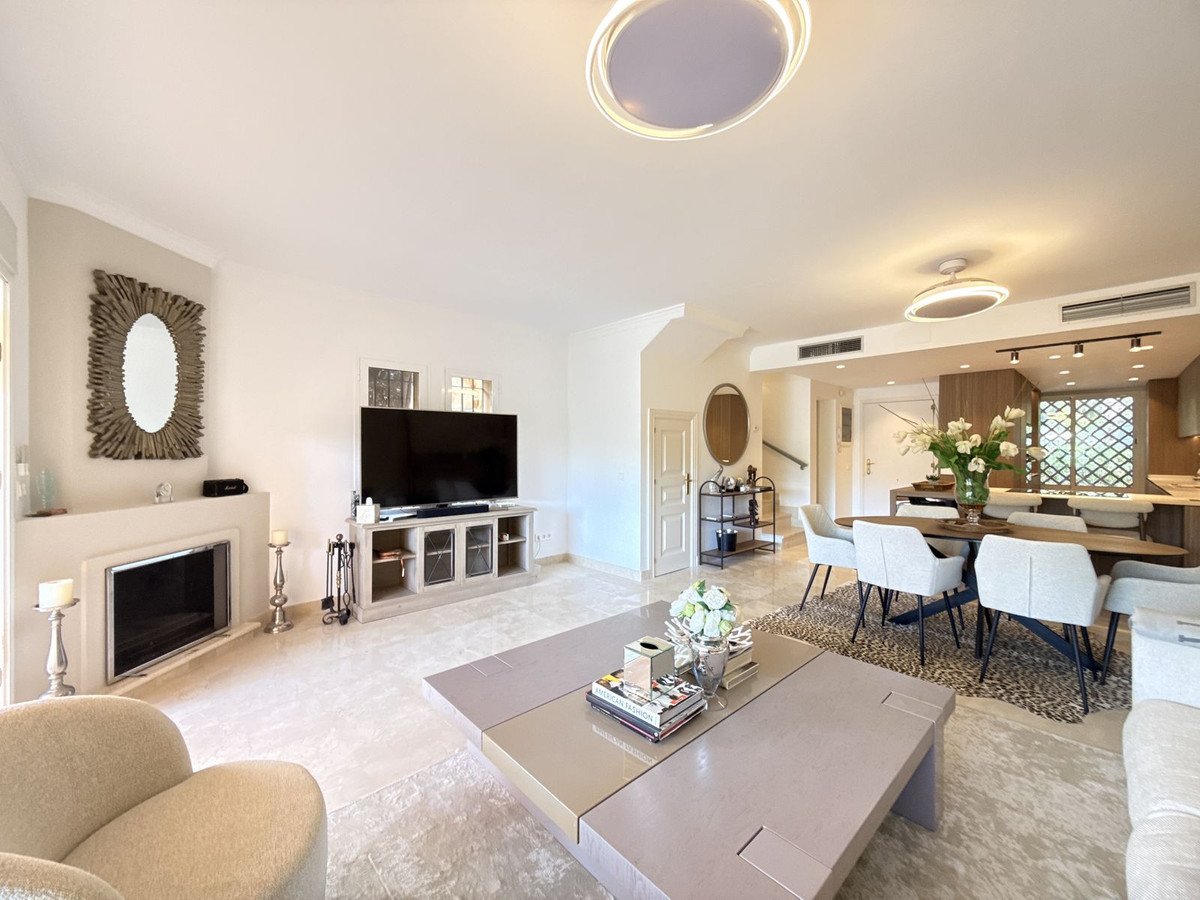 4 Bed Semi-Detached House in Benahavís