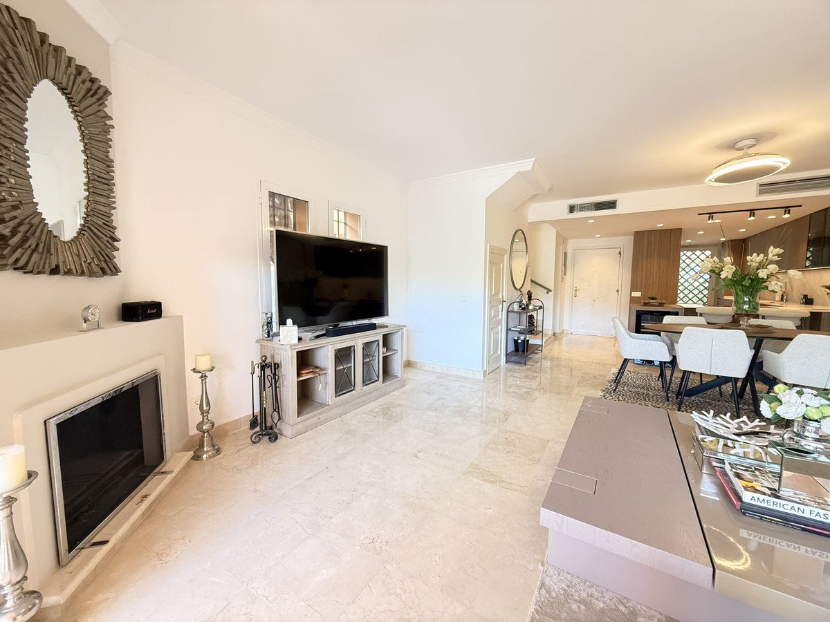 4 Bed Semi-Detached House in Benahavís