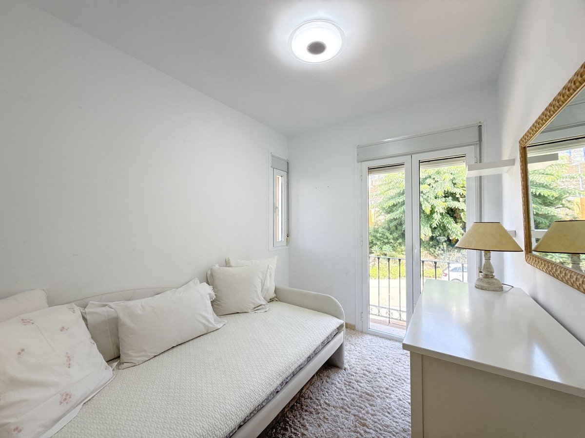 4 Bed Semi-Detached House in Benahavís