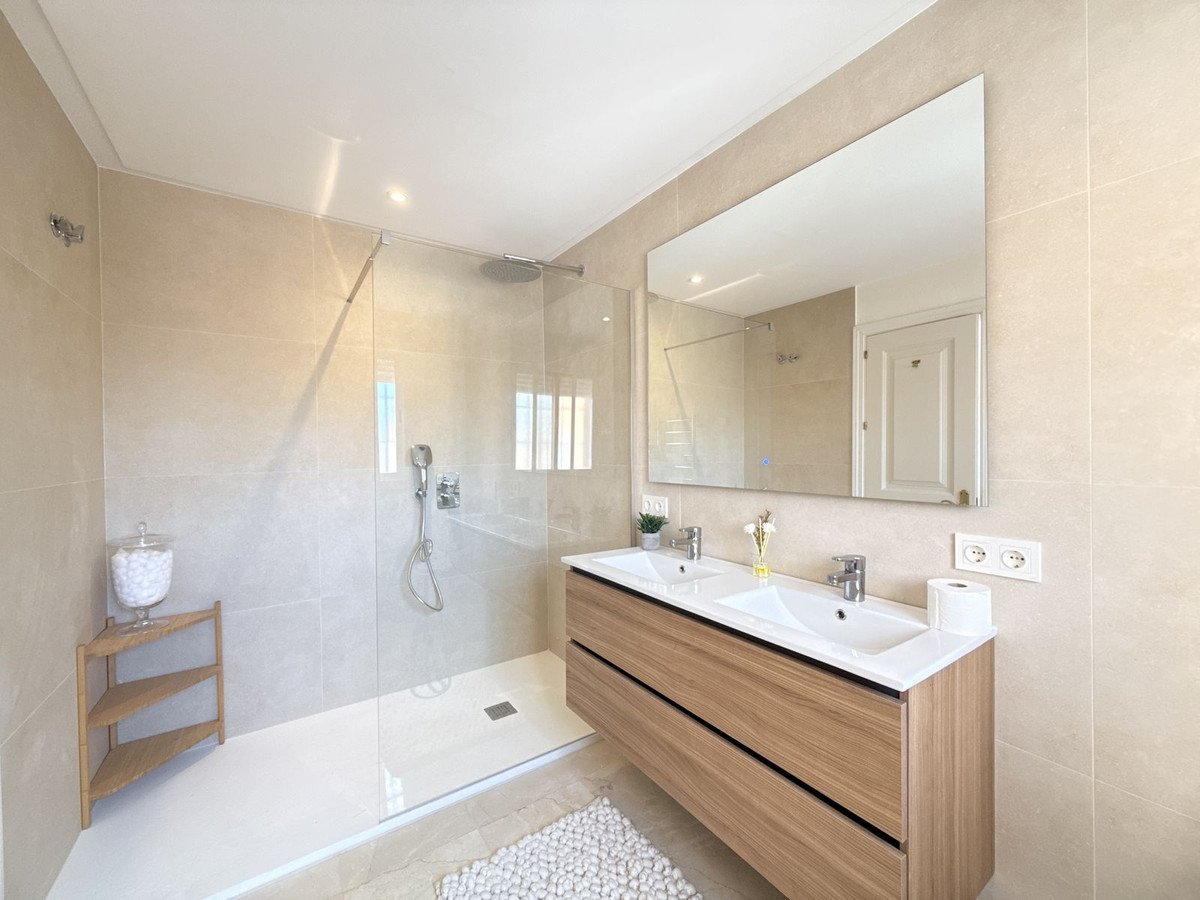 4 Bed Semi-Detached House in Benahavís