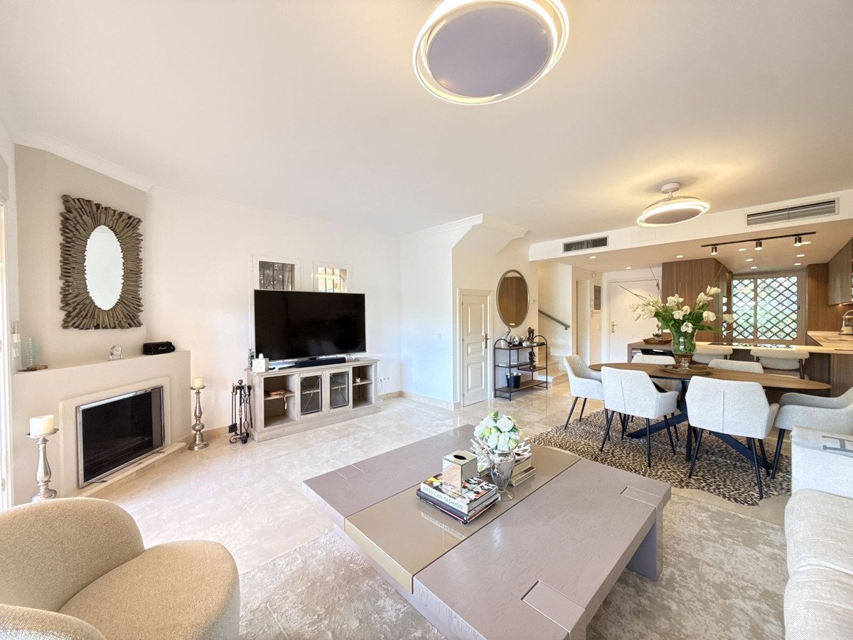 4 Bed Semi-Detached House in Benahavís