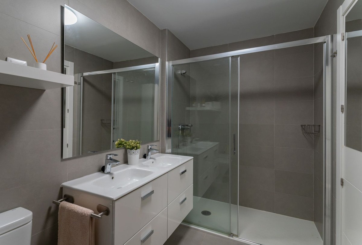 3 Bed Middle Floor Apartment in Málaga Este