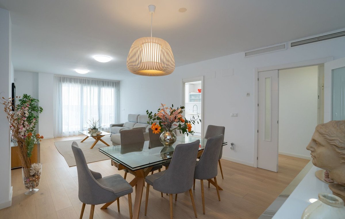 3 Bed Middle Floor Apartment in Málaga Este