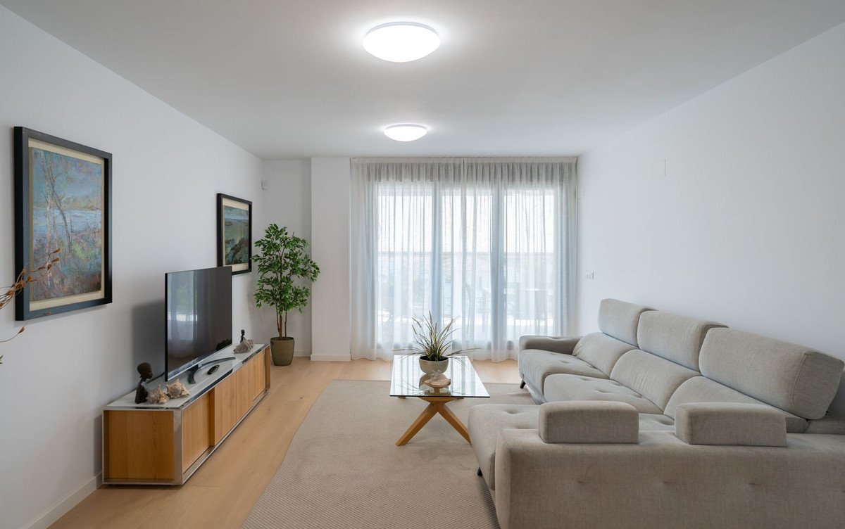 3 Bed Middle Floor Apartment in Málaga Este