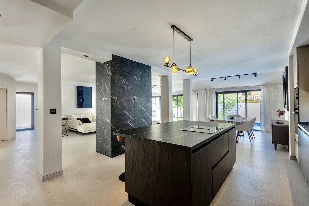 6 Bed Detached Villa in Puerto Banús