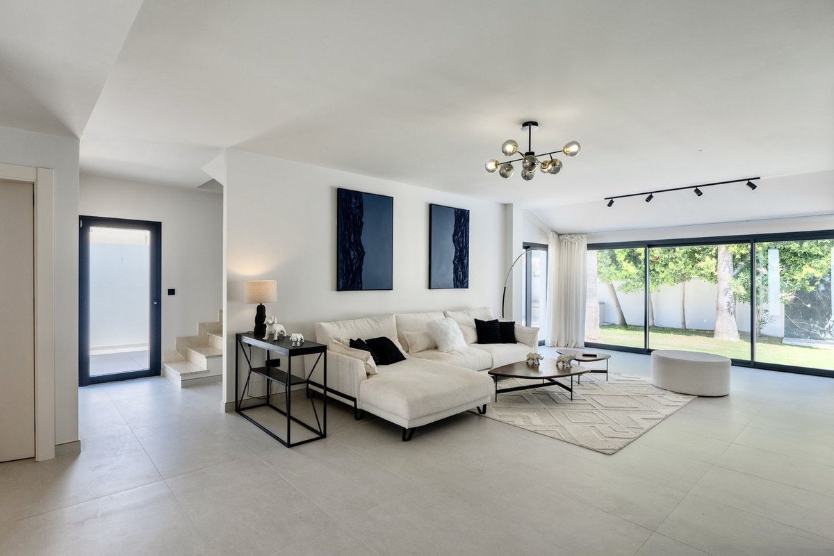 6 Bed Detached Villa in Puerto Banús