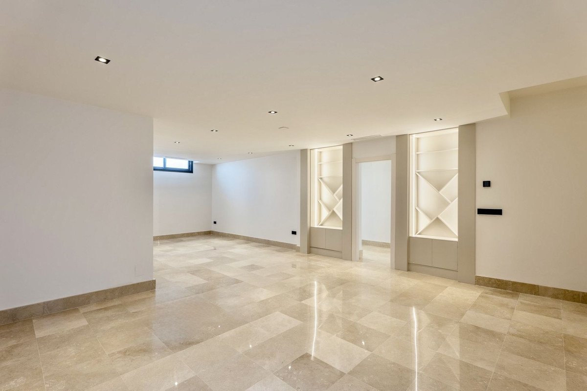 6 Bed Detached Villa in Puerto Banús