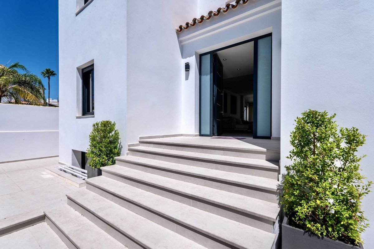 6 Bed Detached Villa in Puerto Banús