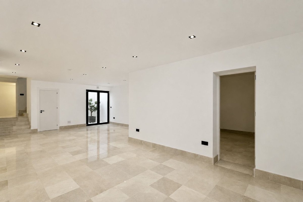 6 Bed Detached Villa in Puerto Banús