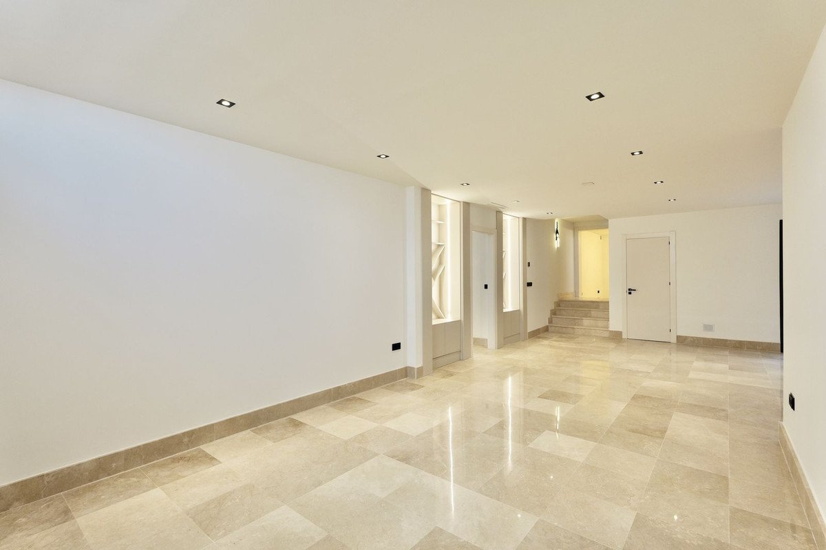 6 Bed Detached Villa in Puerto Banús