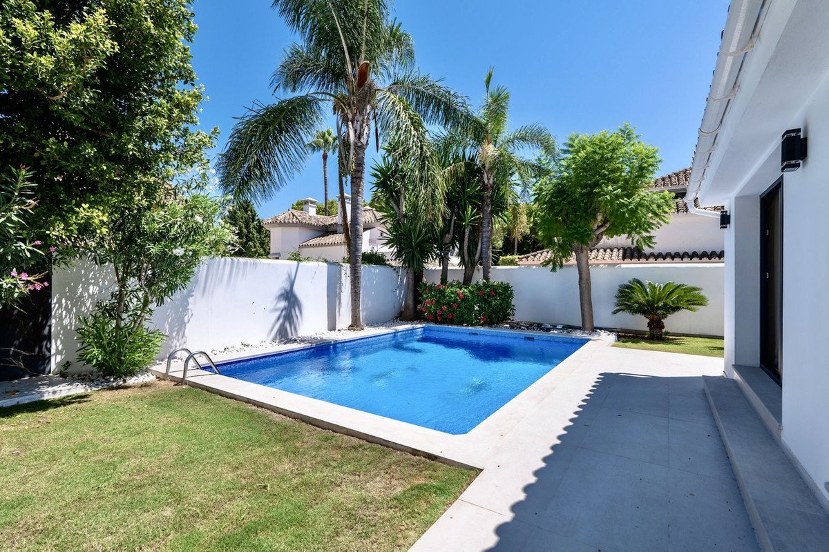 6 Bed Detached Villa in Puerto Banús