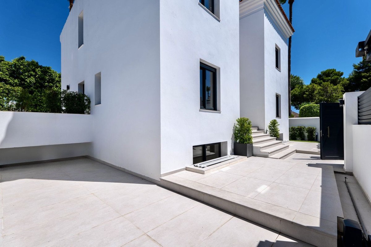 6 Bed Detached Villa in Puerto Banús