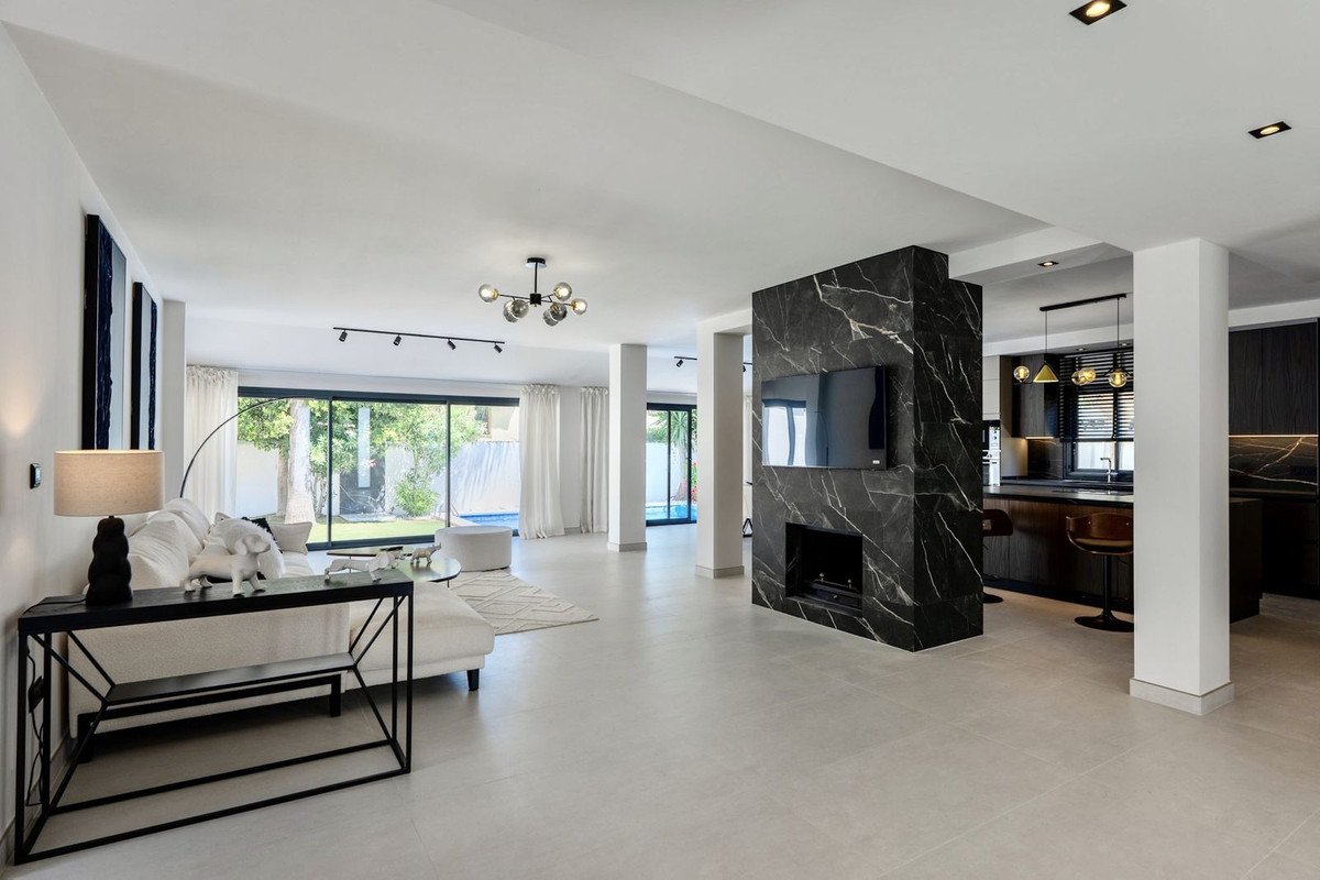 6 Bed Detached Villa in Puerto Banús