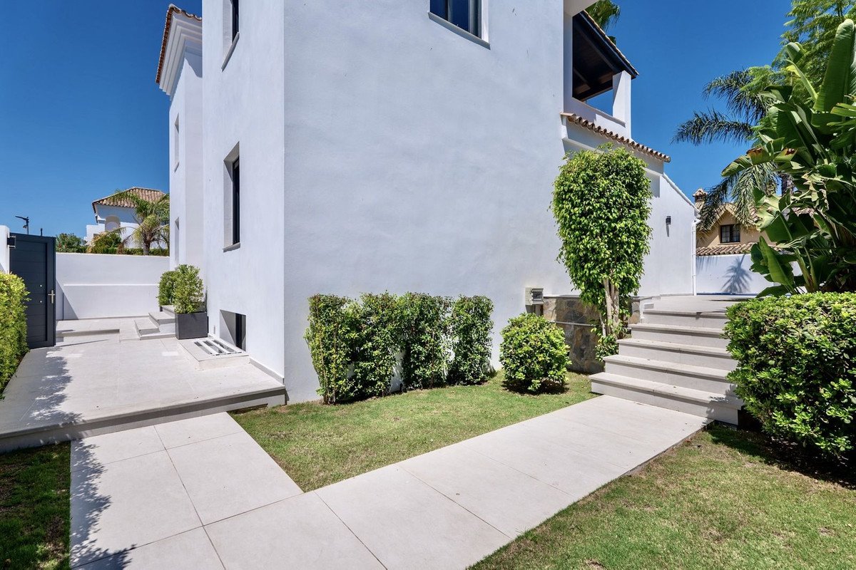 6 Bed Detached Villa in Puerto Banús